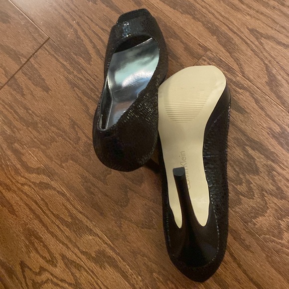 Calvin Klein Cora Metlc Honycmb NIB High Heels, Open Toed, 8M, 4.5” heels - Picture 4 of 7